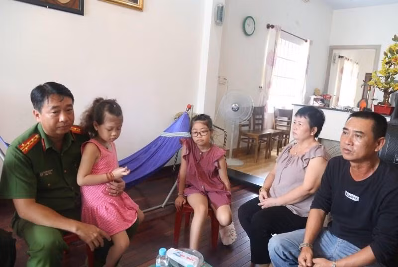 Phó Giám đốc Công an tỉnh Bình Dương Nguyễn Thanh Điệp (trái) chia buồn, động viên gia đình các nạn nhân bị tử vong trong vụ cháy.