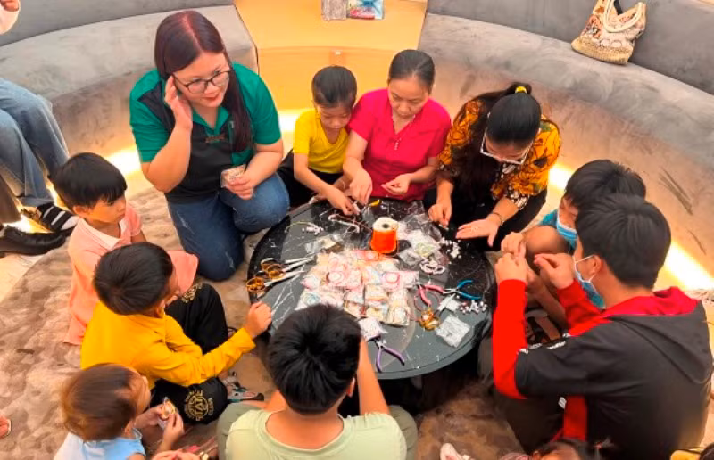 Các trẻ em được phẫu thuật mổ tim vui chơi tại hoạt động kỷ niệm 17 năm của chương trình Nhịp tim Việt Nam. 