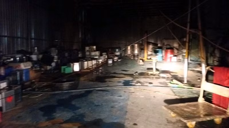 Hiện trường bên trong kho sơn sau vụ cháy.