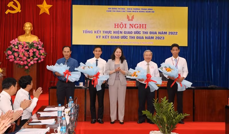 Phó Chủ tịch nước Võ Thị Ánh Xuân biểu dương và tặng hoa các cá nhân tiêu biểu trong phong trào thi đua của Cụm.