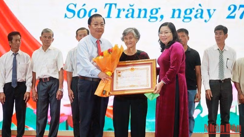 Trao Danh hiệu vinh dự Nhà nước “Bà Mẹ Việt Nam anh hùng” cho các gia đình chính sách tỉnh Sóc Trăng.