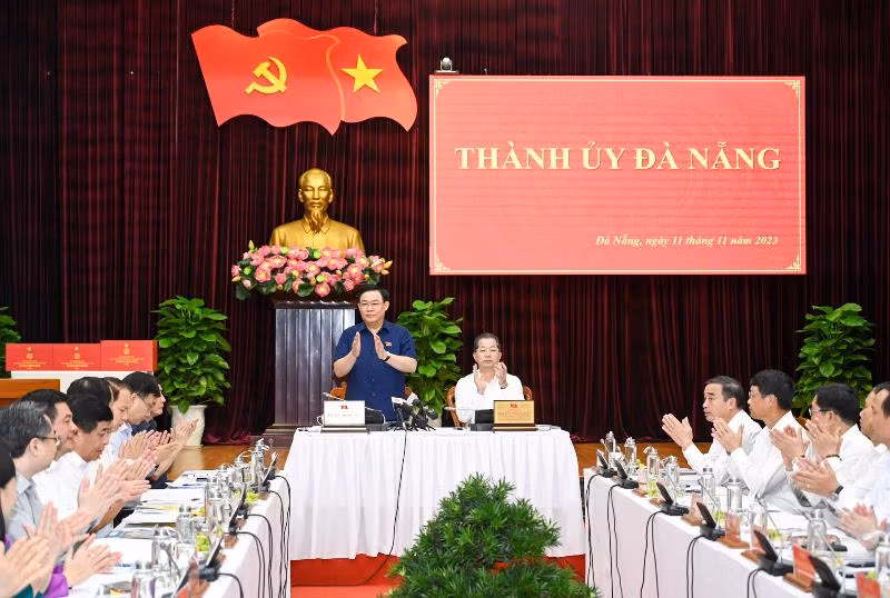 Chủ tịch Quốc hội Vương Đình Huệ chủ trì buổi làm việc với Ban Thường vụ Thành ủy Đà Nẵng. (Ảnh DUY LINH)