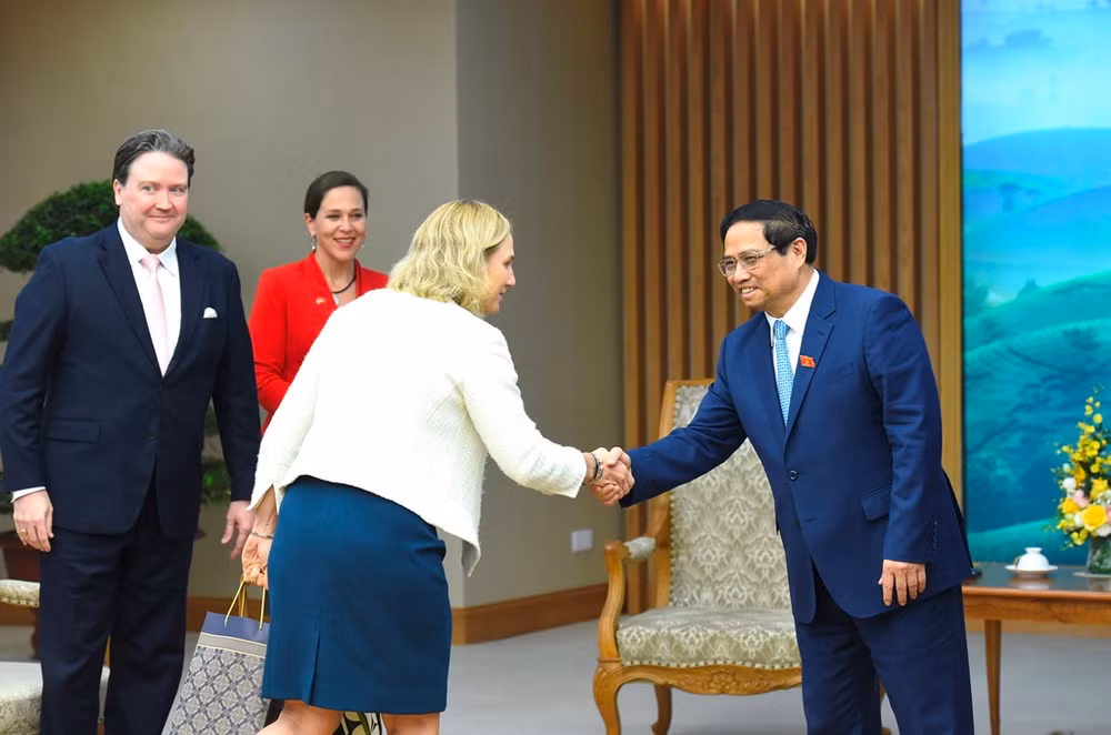 Thủ tướng Phạm Minh Chính đón các thành viên đi cùng Kinh tế trưởng Bộ Ngoại giao Hoa Kỳ, bà Emily Blanchard.