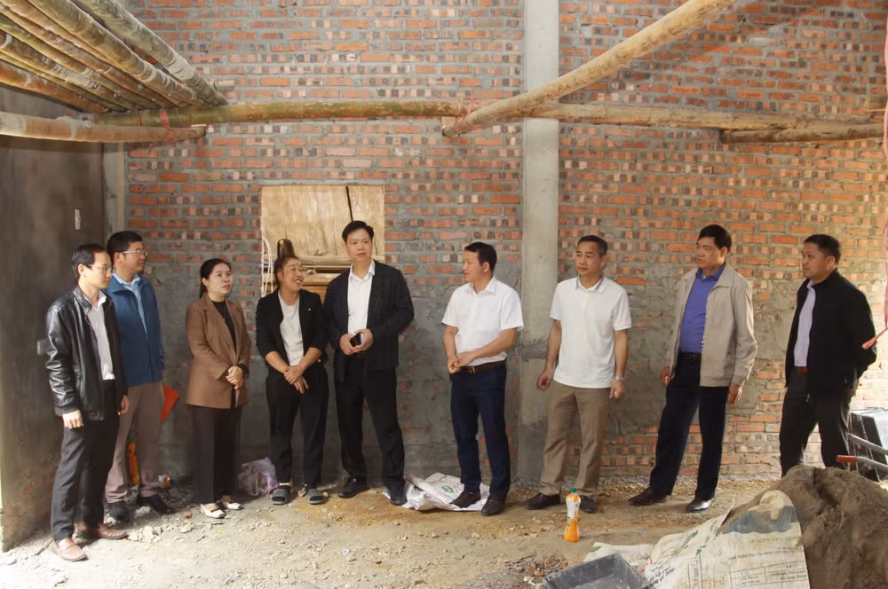 Cán bộ huyện Thuận Châu, tỉnh Sơn La kiểm tra tiến độ công trình xóa nhà tạm, nhà dột nát tại Xã Thôm Mòn. Cán bộ huyện Thuận Châu, tỉnh Sơn La kiểm tra tiến độ công trình xóa nhà tạm, nhà dột nát tại Xã Thôm Mòn.