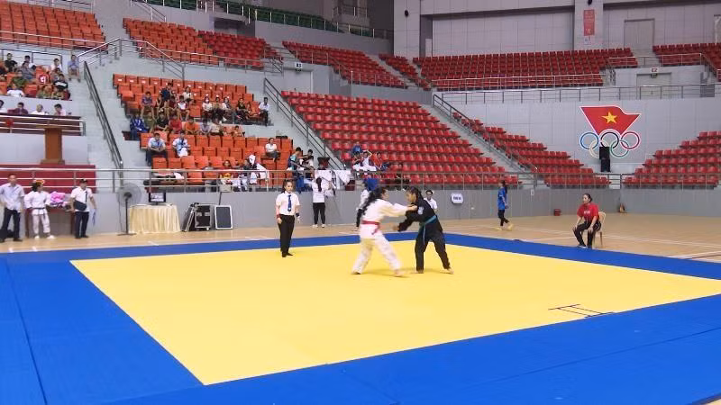 Các vận động viên jujitsu thi đấu tại nhà thi đấu tỉnh Hà Nam.