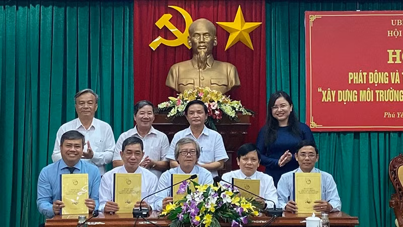 Đại diện các cơ quan báo chí tỉnh Phú Yên ký kết giao ước thi đua xây dựng môi trường văn hóa trong các cơ quan báo chí.