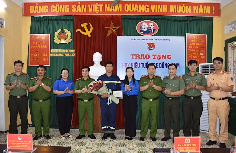 Lãnh đạo Công an tỉnh Tuyên Quang và lãnh đạo Tỉnh đoàn chụp ảnh lưu niệm cùng Binh nhì Quan Ngọc Hoàng.
