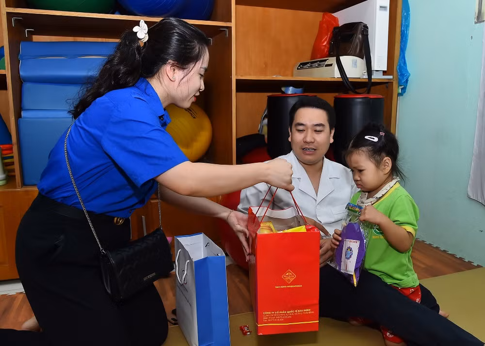 [Ảnh] Trung thu yêu thương cùng các em thiếu nhi tại Bệnh viện Phục hồi chức năng Hà Nội ảnh 15