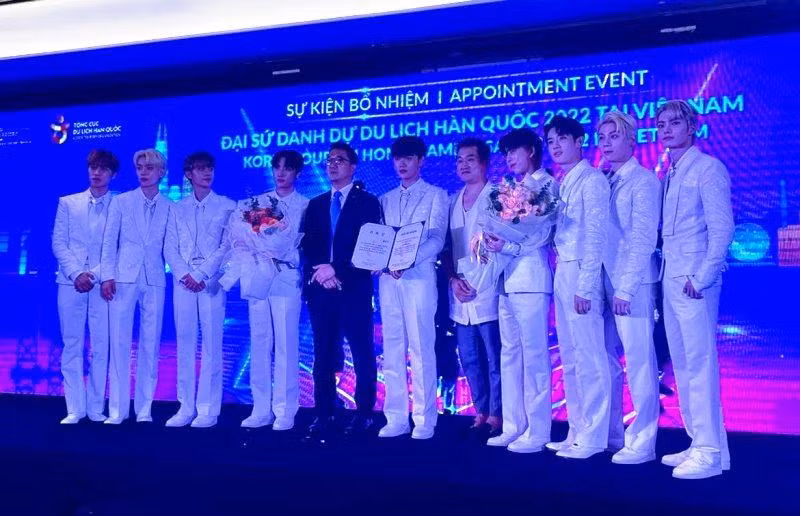 Đại diện KTO tại Việt Nam trao quyết định bổ nhiệm cho nhóm nhạc BLANK2Y. (Nguồn ảnh: KTO)