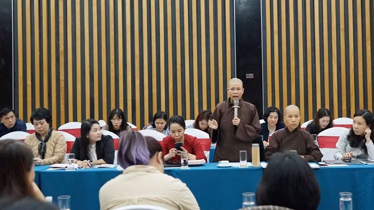 Sư cô Lỗ Nghiêm (chùa Đình Quán) chia sẻ các thông tin tại buổi tập huấn.