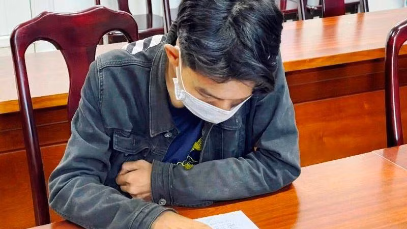 Nguyễn Quốc Huy thừa nhận hành vi sai trái của mình trước cơ quan công an. (Ảnh: Công an cung cấp)