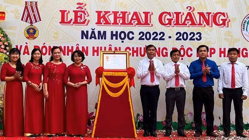 Trường Trung học cơ sở thành phố Bến Tre đón nhận Huân chương Độc lập hạng Ba. 