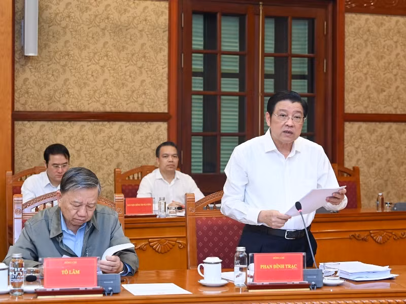 Trưởng Ban Nội chính Trung ương Phan Đình Trạc, Phó Trưởng Ban Thường trực Ban Chỉ đạo phát biểu tại cuộc họp. (Ảnh: DUY LINH)