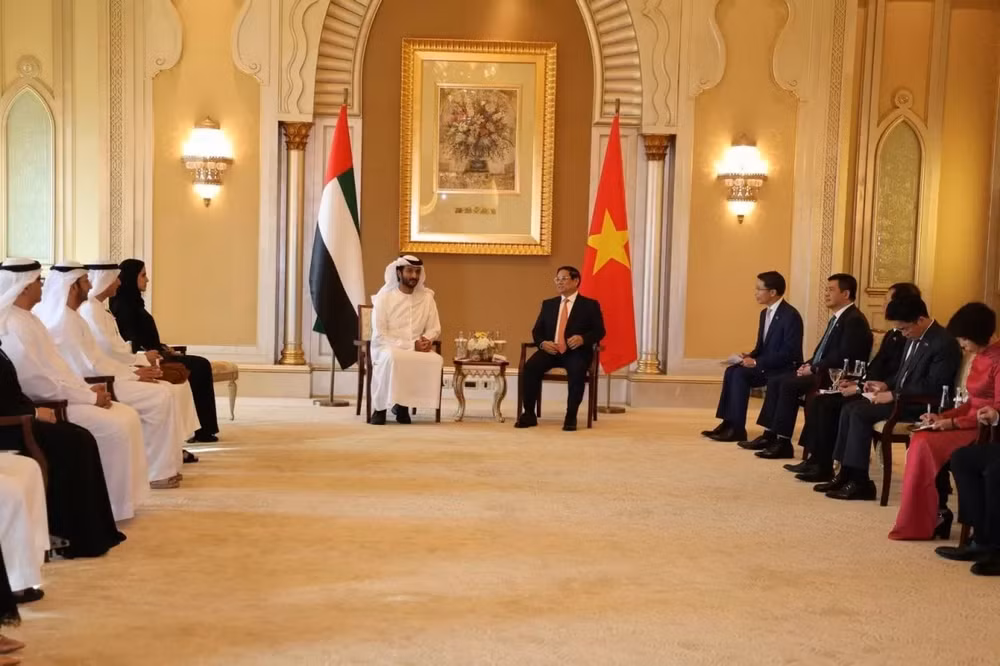 Trong chuyến thăm chính thức UAE, sáng 28/10, Thủ tướng Phạm Minh Chính tiếp Bộ trưởng Kinh tế UAE Abdulla Bin Touq Al Marri. Ảnh: Nguyên Minh