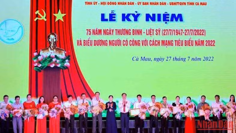 Lãnh đạo tỉnh Cà Mau vinh danh, tặng bằng khen cho tập thể, cá nhân tiêu biểu tại lễ kỷ niệm, sáng 27/7.