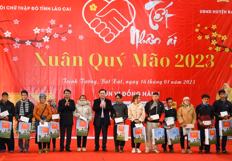 Chủ tịch Quốc hội Vương Đình Huệ và Bí thư Tỉnh ủy Lào Cai Đặng Xuân Phong trao quà Tết cho đồng bào dân tộc có hoàn cảnh khó khăn tại Chương trình “Tết nhân ái”. (Ảnh: Duy Linh)