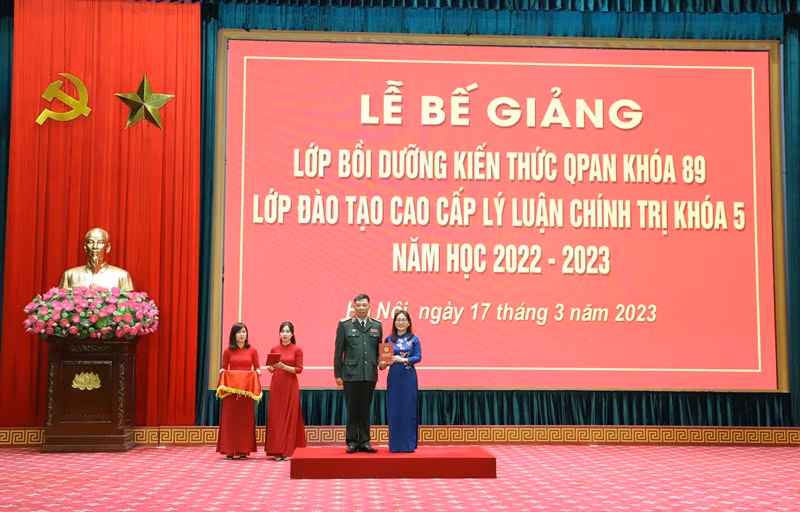 Trao Giấy Chứng nhận cho học viên.