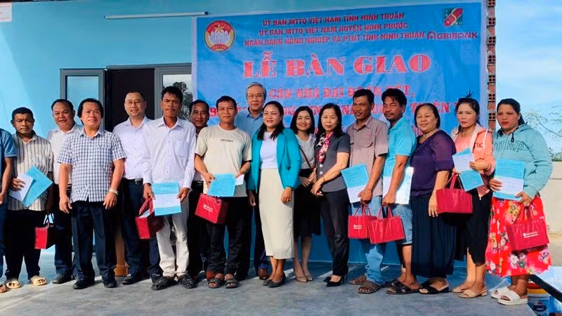 Lãnh đạo Ủy ban Mặt trận Tổ quốc Việt Nam tỉnh Ninh Thuận cùng huyện Ninh Phước và đại diện Ngân hàng Nông nghiệp và Phát triển nông thôn – Chi nhánh tỉnh Ninh Thuận chụp ảnh lưu niệm với các hộ nghèo, hộ khó khăn về nhà ở thôn Tuấn Tú vừa được trao tặng nhà Đại đoàn kết.