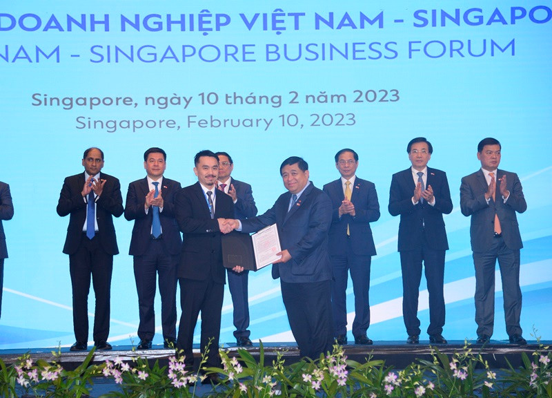 Thủ tướng Phạm Minh Chính chứng kiến lễ trao giấy chứng nhận, thỏa thuận hợp tác đầu tư của cộng đồng doanh nghiệp hai nước. Trong ảnh: Bộ trưởng Kế hoạch và Đầu tư Nguyễn Chí Dũng trao chứng nhận đầu tư cho đại diện lãnh đạo Tập đoàn Masan. 