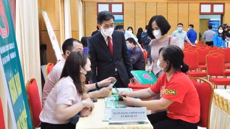 Một phiên giao dịch việc làm tại quận Hoàn Kiếm, TP Hà Nội.