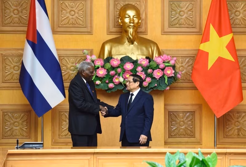 Thủ tướng Phạm Minh Chính và Chủ tịch Quốc hội Cuba Esteban Lazo Hernandez.