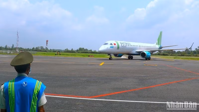 Tàu bay phản lực Embraer VN-A269 bay thử nghiệm đáp thành công tại Cảng hàng không Cà Mau vào trưa 20/4.