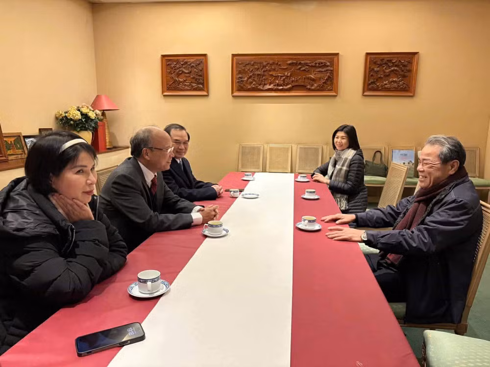 Trưởng Ban Dân nguyện Dương Thanh Bình làm việc với Đại sứ Việt Nam tại Pháp Đinh Toàn Thắng để nắm bắt tình hình, tâm tư, nguyện vọng và đề xuất, kiến nghị của cộng đồng người Việt tại Pháp.