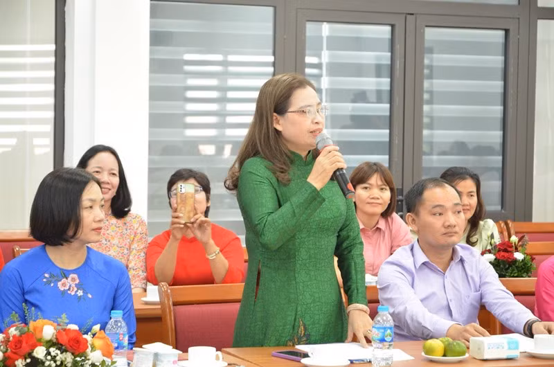 Hiệu trưởng Trường THCS Ngô Sỹ Liên (huyện Chương Mỹ) chia sẻ về nghề giáo tại buổi giao lưu.