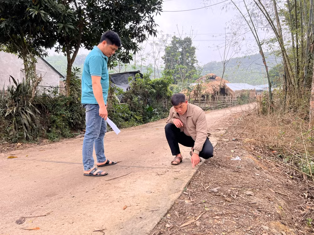 Ban Giám sát đầu tư cộng đồng thôn Nà Giảo, xã Thanh Thịnh, huyện Chợ Mới kiểm tra chất lượng đổ bê-tông đường liên thôn. (Ảnh: TUẤN SƠN)