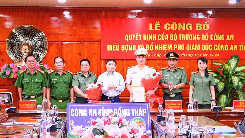 Ban Giám đốc Công an tỉnh Đồng Tháp cùng các đại biểu chúc mừng Đại tá Hà Văn Bắc được điều động, bổ nhiệm Phó Giám đốc Công an tỉnh. (Ảnh: Công an cung cấp)