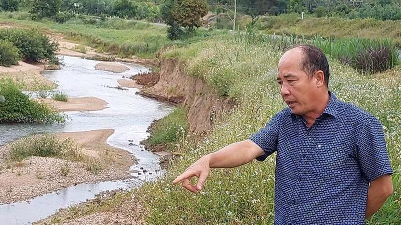 Nhiều đoạn sông Cô (một nhánh sông hợp vào sông Kỳ Lộ) đang tiếp tục ăn sâu vào bờ, bồi lấp đất sản xuất của người dân.