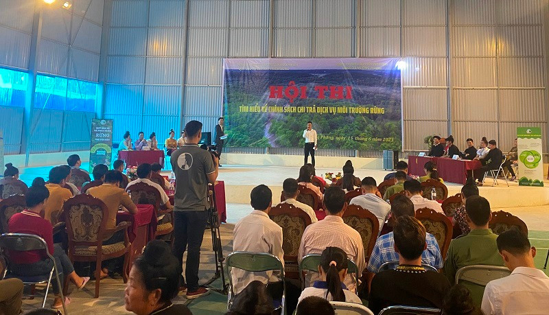 Người dân xã Mường Phăng, thành phố Điện Biên Phủ hào hứng theo dõi hội thi “Tìm hiểu chính sách chi trả dịch vụ môi trường rừng” do Quỹ Bảo vệ và Phát triển rừng tỉnh Điện Biên tổ chức.