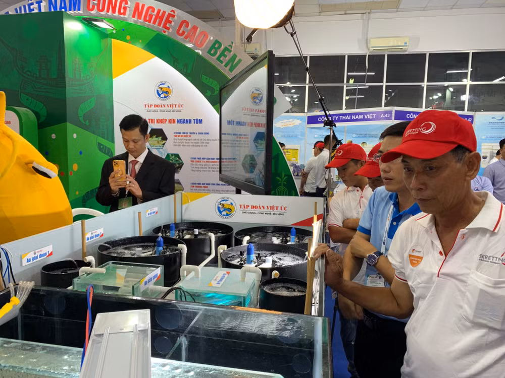 Người dân tìm hiểu quy trình nuôi tôm tiên tiến tại hội chợ.