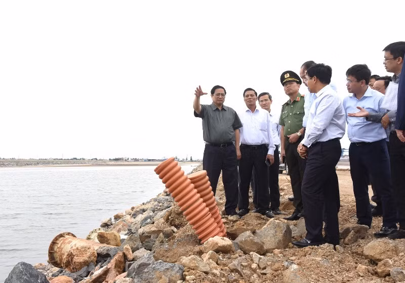 Thủ tướng Phạm Minh Chính thăm công trường xây dựng các bến cảng tại Cảng cửa ngõ quốc tế Hải Phòng. (Ảnh: Trần Hải)
