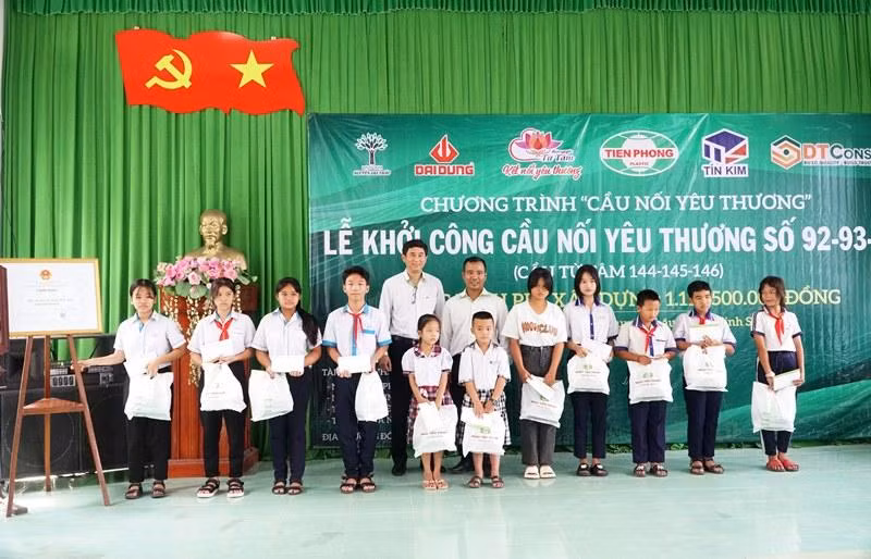 Trao học bổng cho học sinh nghèo vượt khó học giỏi nhân dịp khởi cầu cụm nông thôn tại xã Phú Tâm.