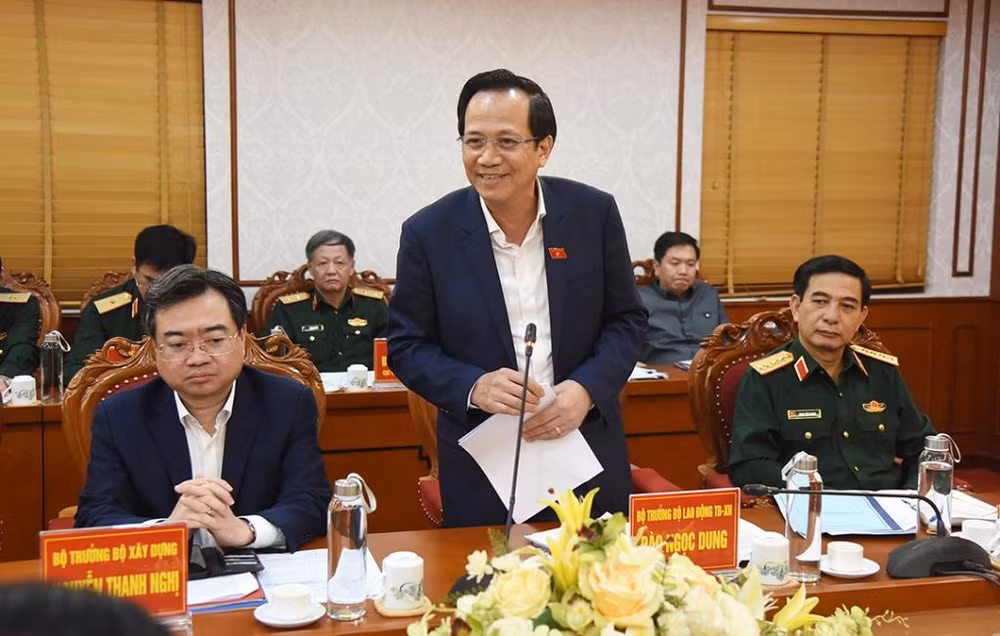 Bộ trưởng Lao động-Thương binh và Xã hội Đào Ngọc Dung phát biểu giải đáp những vấn đề liên quan.