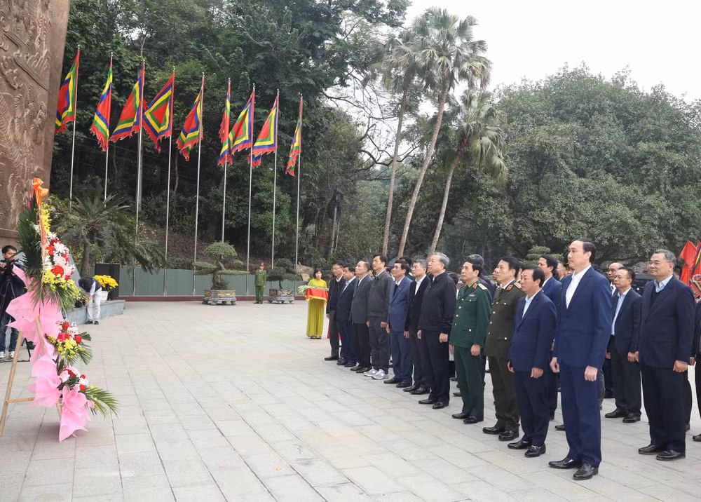 Tổng Bí thư Tô Lâm dâng hoa tại Bức phù điêu “Bác Hồ nói chuyện với cán bộ, chiến sĩ Đại đoàn quân Tiên Phong” khu vực Ngã 5 đền Giếng, Khu Di tích lịch sử quốc gia đặc biệt Đền Hùng. Ảnh: Thống Nhất/TTXVN