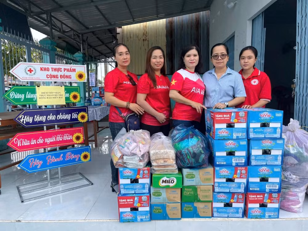 Nhiều tổ chức, cá nhân ở Vĩnh Long hỗ trợ đồng bào miền bắc bị thiệt hại do thiên tai. (Ảnh: Bá Dũng)