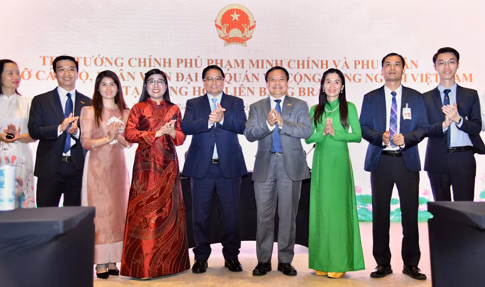 Thủ tướng Phạm Minh Chính và Phu nhân cùng cán bộ, nhân viên Đại sứ quán Việt Nam tại Brazil (Ảnh: Thanh Giang). 