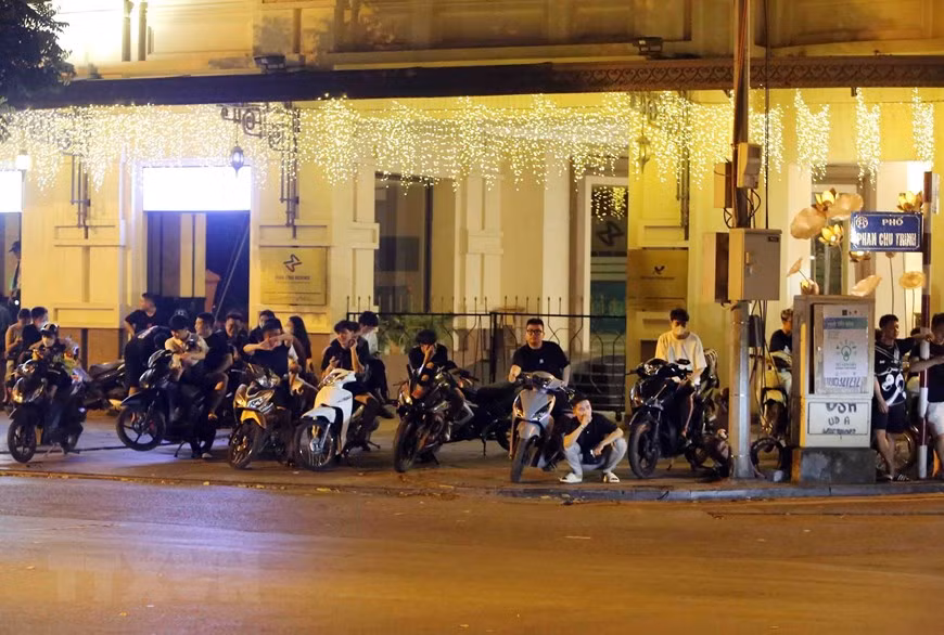 Tại phố Phan Chu Trinh-Tràng Tiền, xuất hiện tình trạng thanh, thiếu niên tụ tập rất đông. (Ảnh: Phạm Kiên/TTXVN)