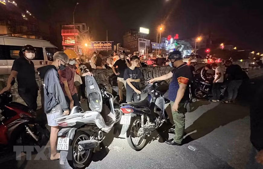 Tổ công tác Y9/141 hóa trang bắt giữ nhiều thanh, thiếu niên điều khiển phương tiện đi xe tốc độ cao, lạng lách đánh võng, nẹt pô gây mất trật tự an toàn giao thông trong đêm 7 rạng sáng 8/5. (Ảnh: Phạm Kiên/TTXVN)