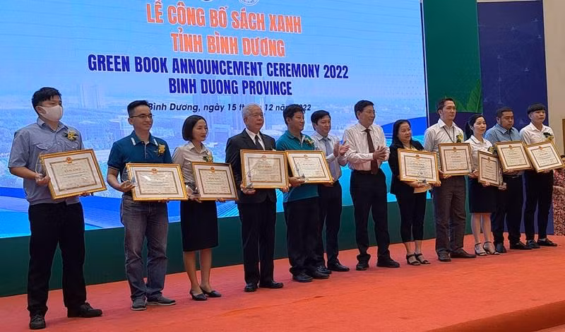 Trao Bằng khen của Chủ tịch Ủy ban nhân dân tỉnh Bình Dương cho các doanh nghiệp trong Sách Xanh có thành tích xuất sắc trong công tác bảo vệ môi trường.