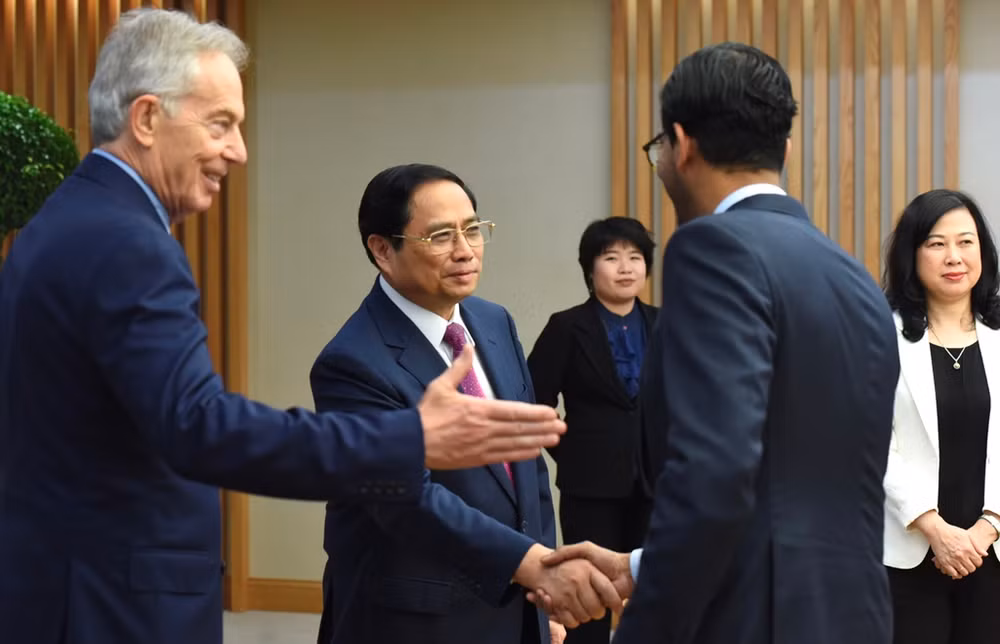 Thủ tướng Phạm Minh Chính đón các thành viên đi cùng ông Tony Blair, cựu Thủ tướng Anh, Chủ tịch điều hành Viện Tony Blair vì sự thay đổi toàn cầu.