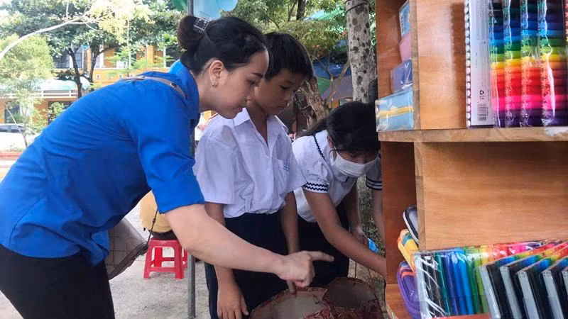 Các em lựa chọn sách, vở tại nhà sách 0 đồng.