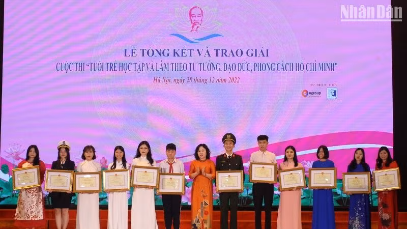 Trao giải Cuộc thi tuổi trẻ học tập và làm theo tư tưởng, đạo đức, phong cách Hồ Chí Minh 