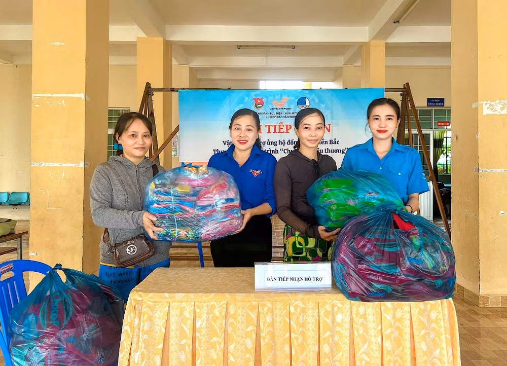 Huyện đoàn Trần Văn Thời (tỉnh Cà Mau) tiếp nhập hỗ trợ từ các tầng lớp nhân dân gửi đến đồng bào bị ảnh hưởng bởi bão, lũ phía bắc. (Ảnh: Hữu Tùng)