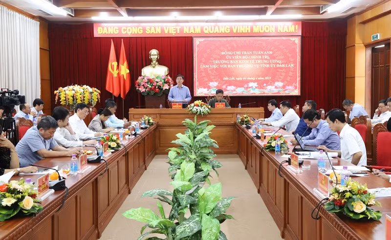 Bí thư Tỉnh ủy Đắk Lắk Nguyễn Đình Trung phát biểu tại buổi làm việc.