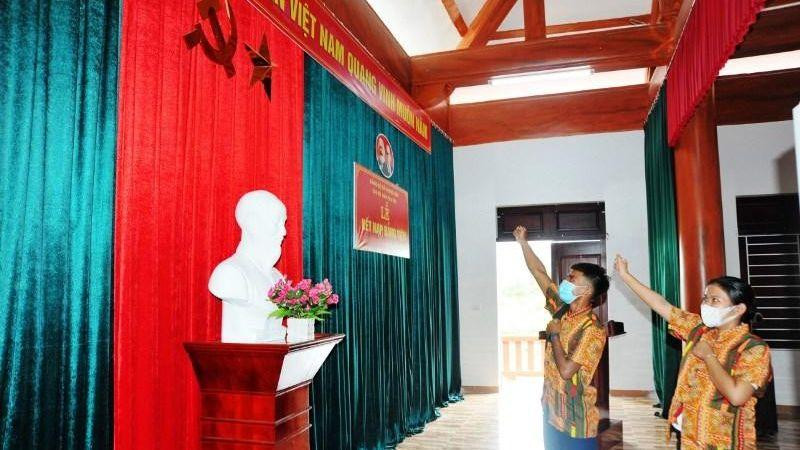 Chi bộ bản Rào Tre (Hương Liên, Hương Khê) kết nạp đảng viên mới người dân tộc Chứt. 
