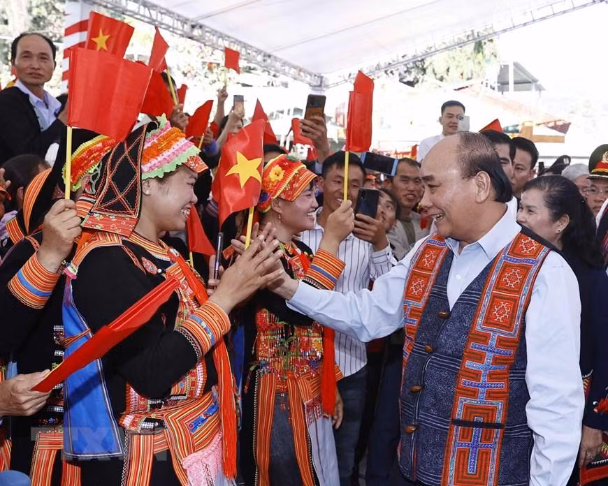 Chủ tịch nước Nguyễn Xuân Phúc với đồng bào các dân tộc dự Ngày hội Đại đoàn kết toàn dân tộc tại liên khu dân cư. (Ảnh: TTXVN)