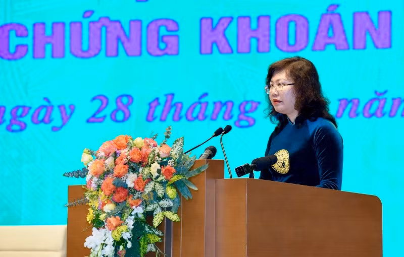 Chủ tịch Ủy ban Chứng khoán Nhà nước Vũ Thị Chân Phương trình bày báo cáo tóm tắt tình hình thị trường chứng khoán Việt Nam năm 2023 và triển vọng năm 2024.